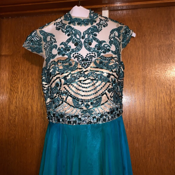 Dress - Picture 2 of 8